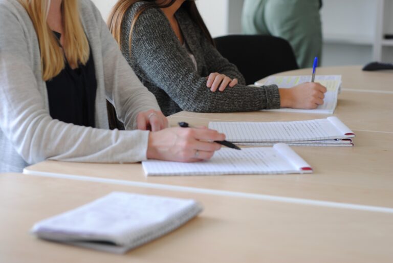 Trabalhador fazendo curso de treinamento pago pela empresa