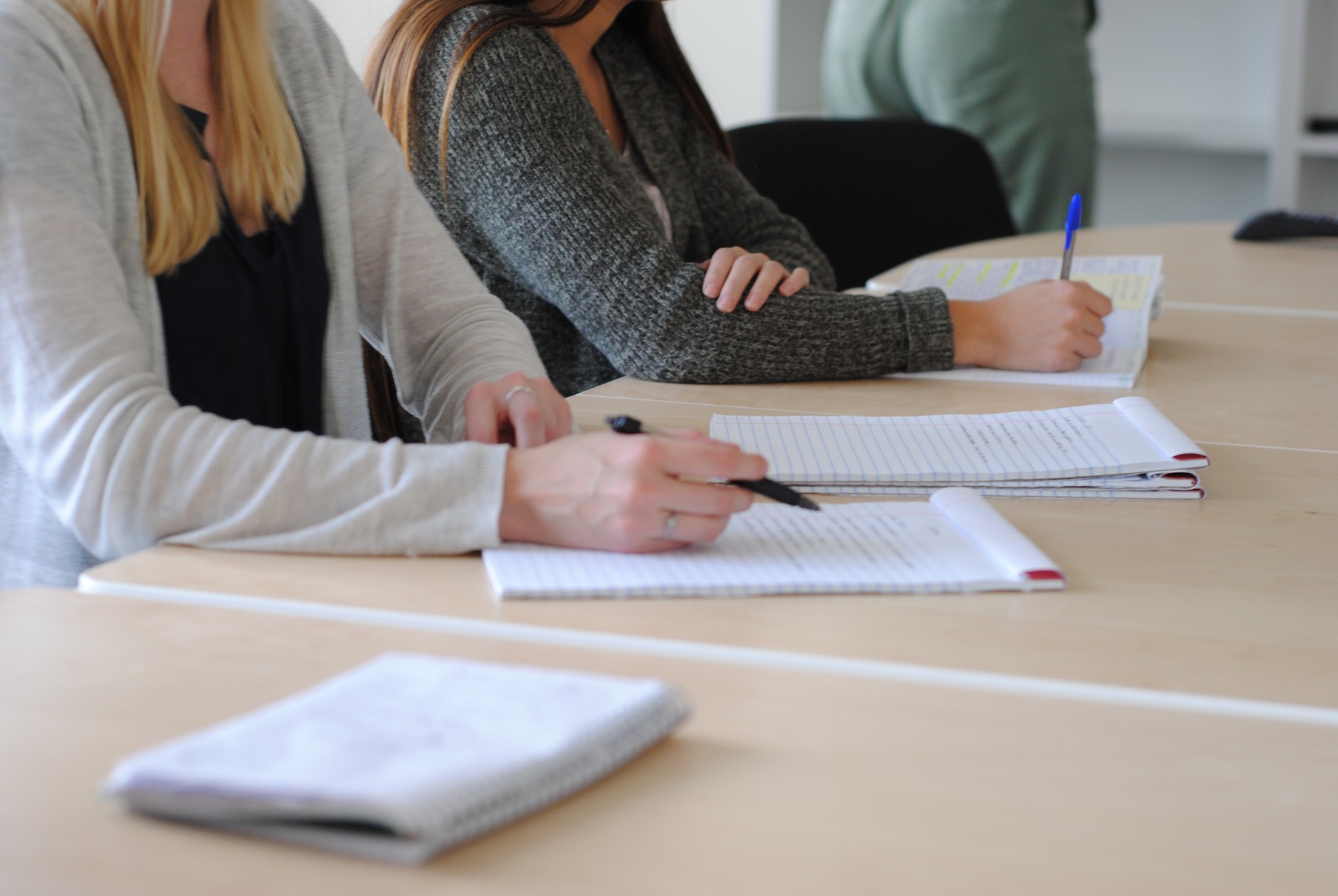 Trabalhador fazendo curso de treinamento pago pela empresa