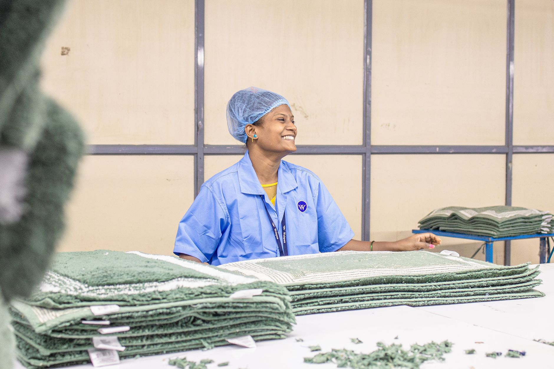 Funcionário sorrindo no ambiente de trabalho