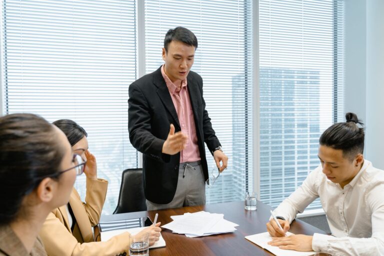 Reunião de trabalhadores discutindo demissão em massa no escritório