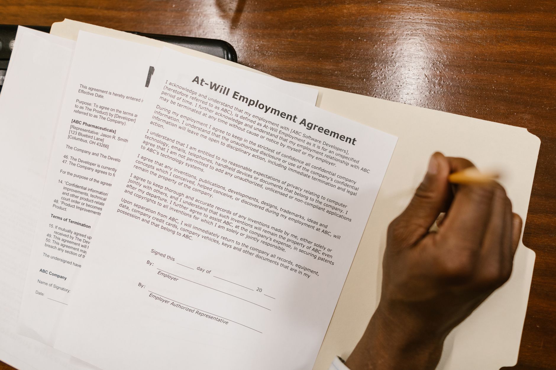 Trabalhador assinando documento de rescisão de contrato