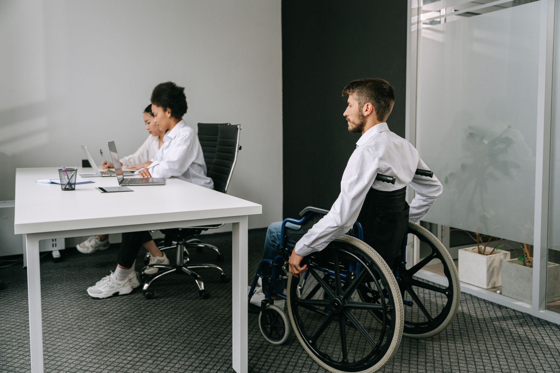 Funcionário cadeirante em reunião de trabalho
