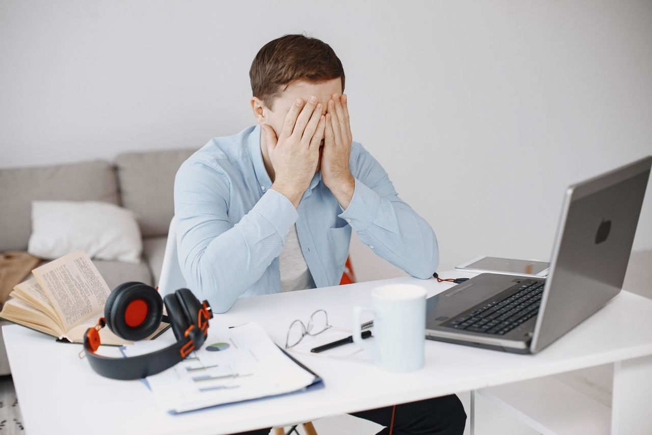 Trabalhador com sinais de esgotamento em frente ao computador