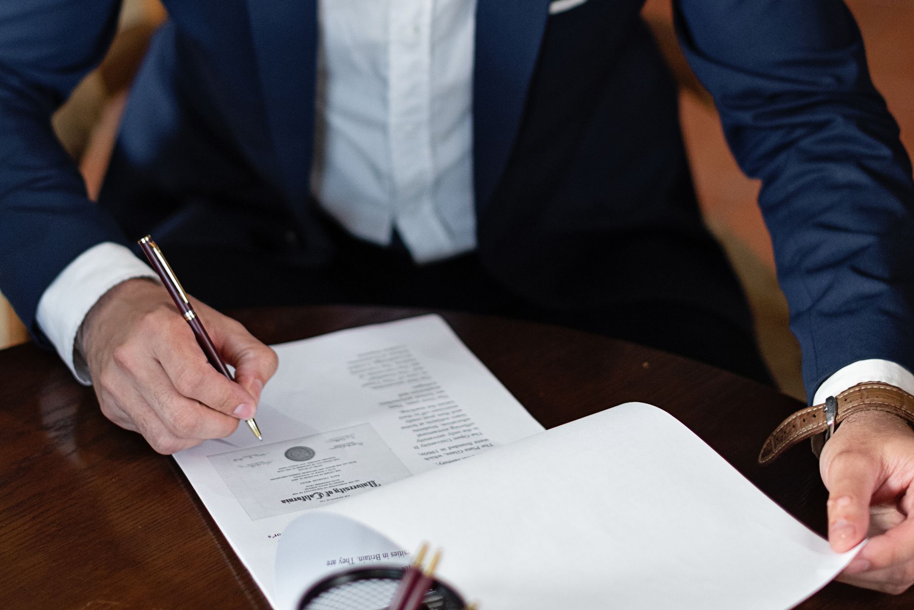 Advogado assinando documento de recurso trabalhista