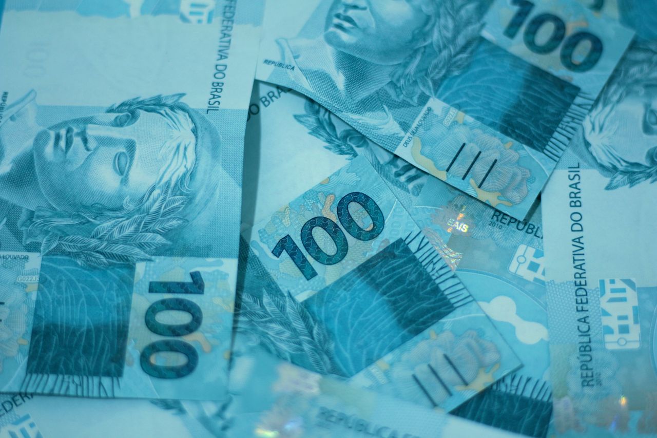 Notas de cem reais representando os valores descontados do salário do trabalhador