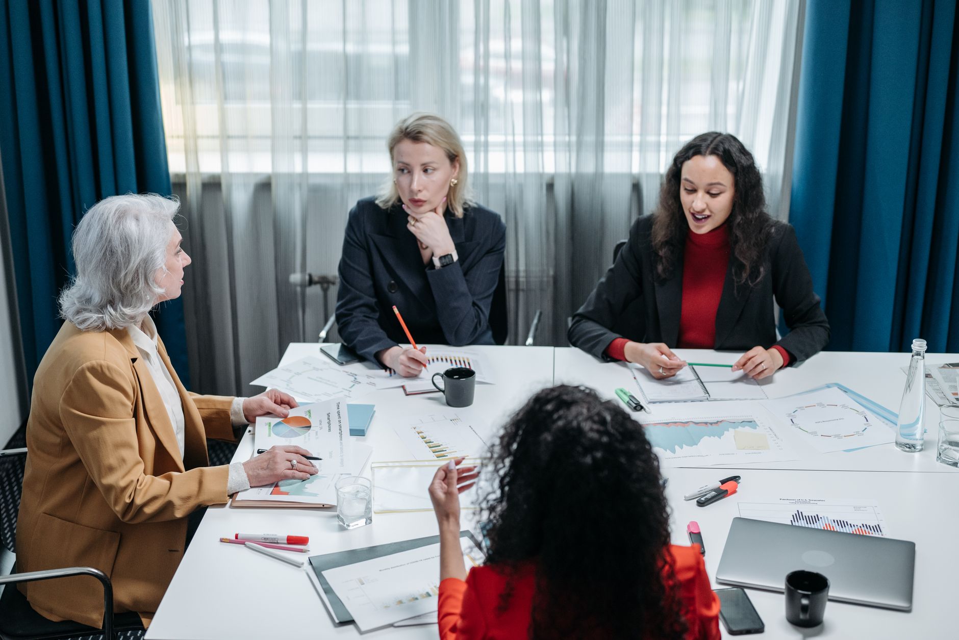 Reunião de equipe com líder coordenando o trabalho