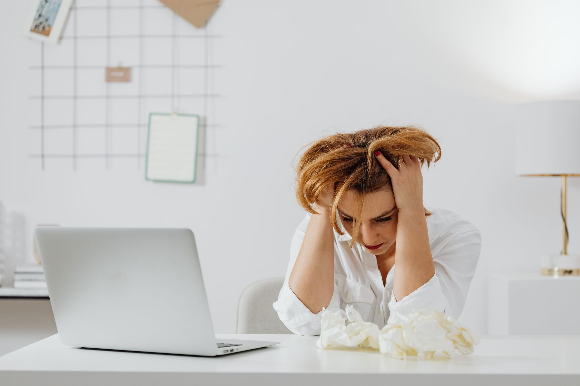 Trabalhador estressado avaliando documentos sobre saúde e trabalho