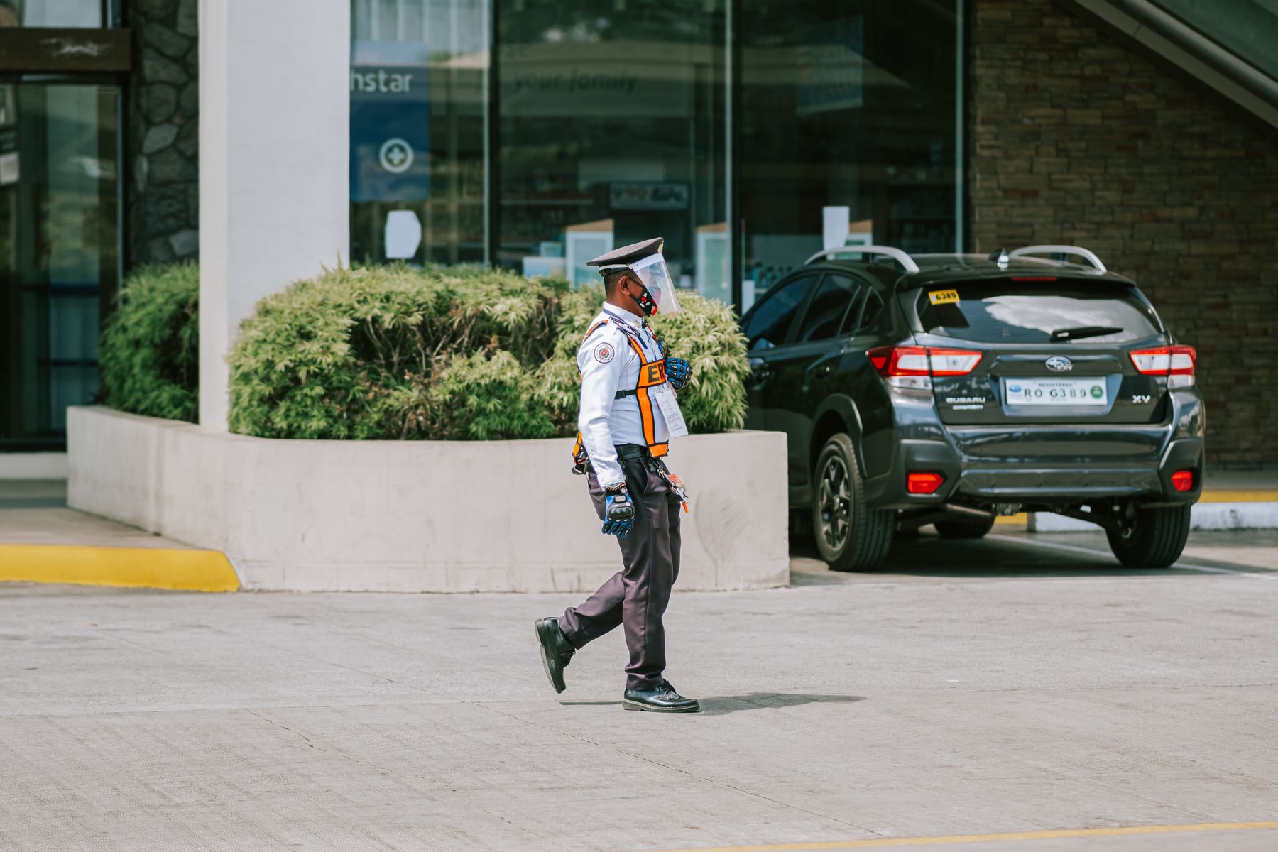 Vigilante terceirizado em posto de trabalho fiscalizando entrada de empresa