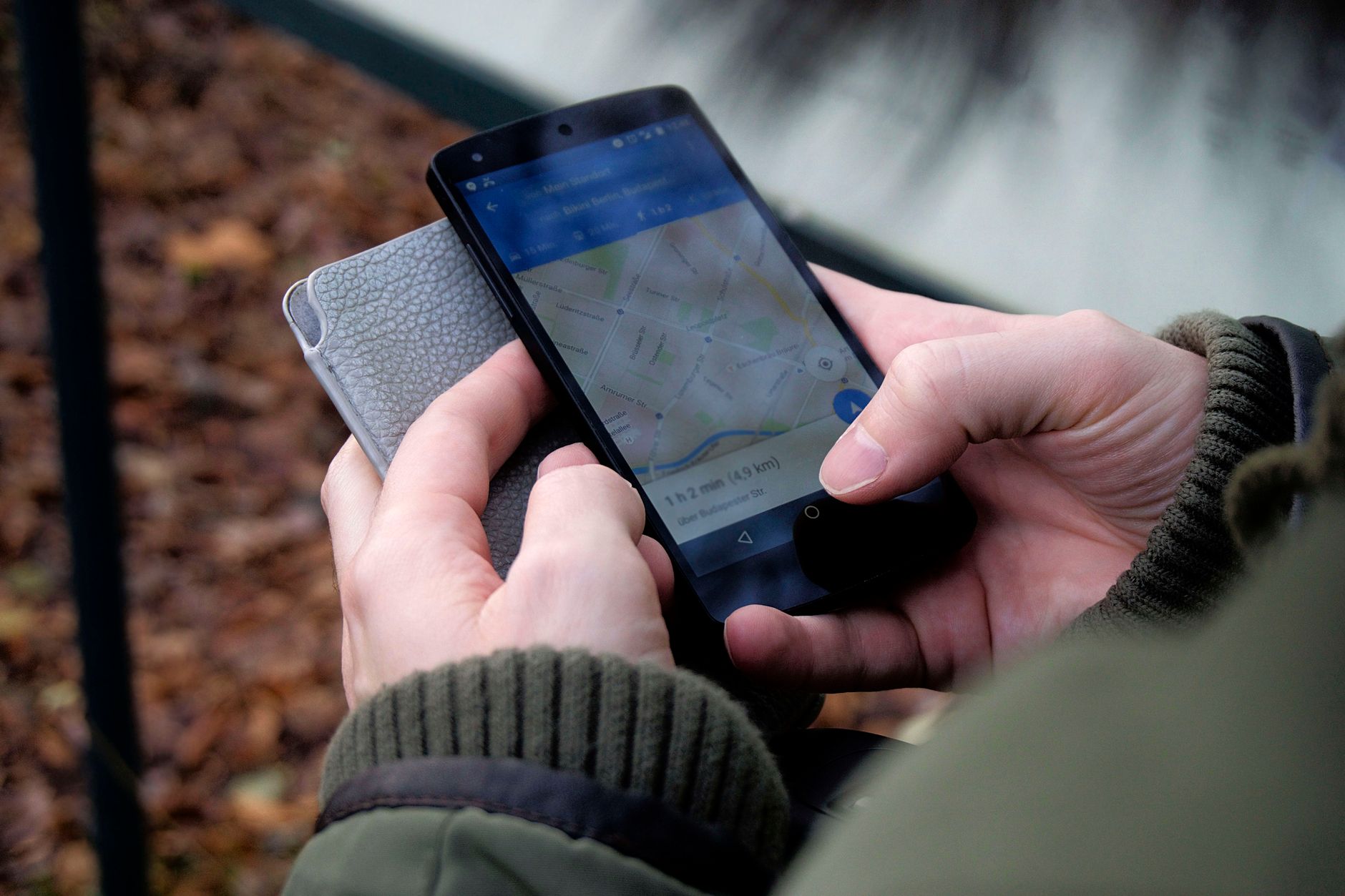 Mapa de GPS aberto na tela de um celular