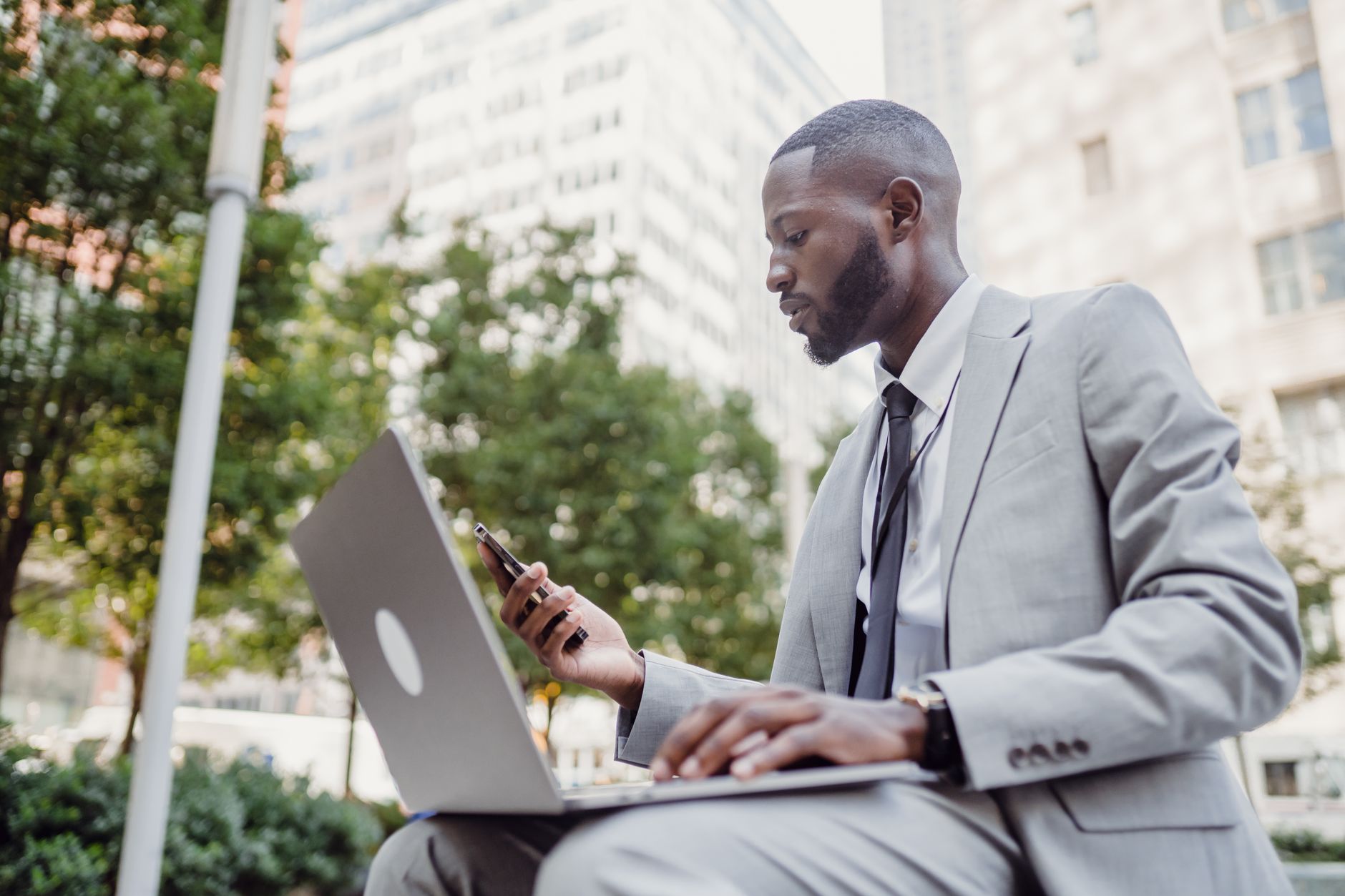 Trabalhador preocupado olhando para o celular no ambiente de trabalho