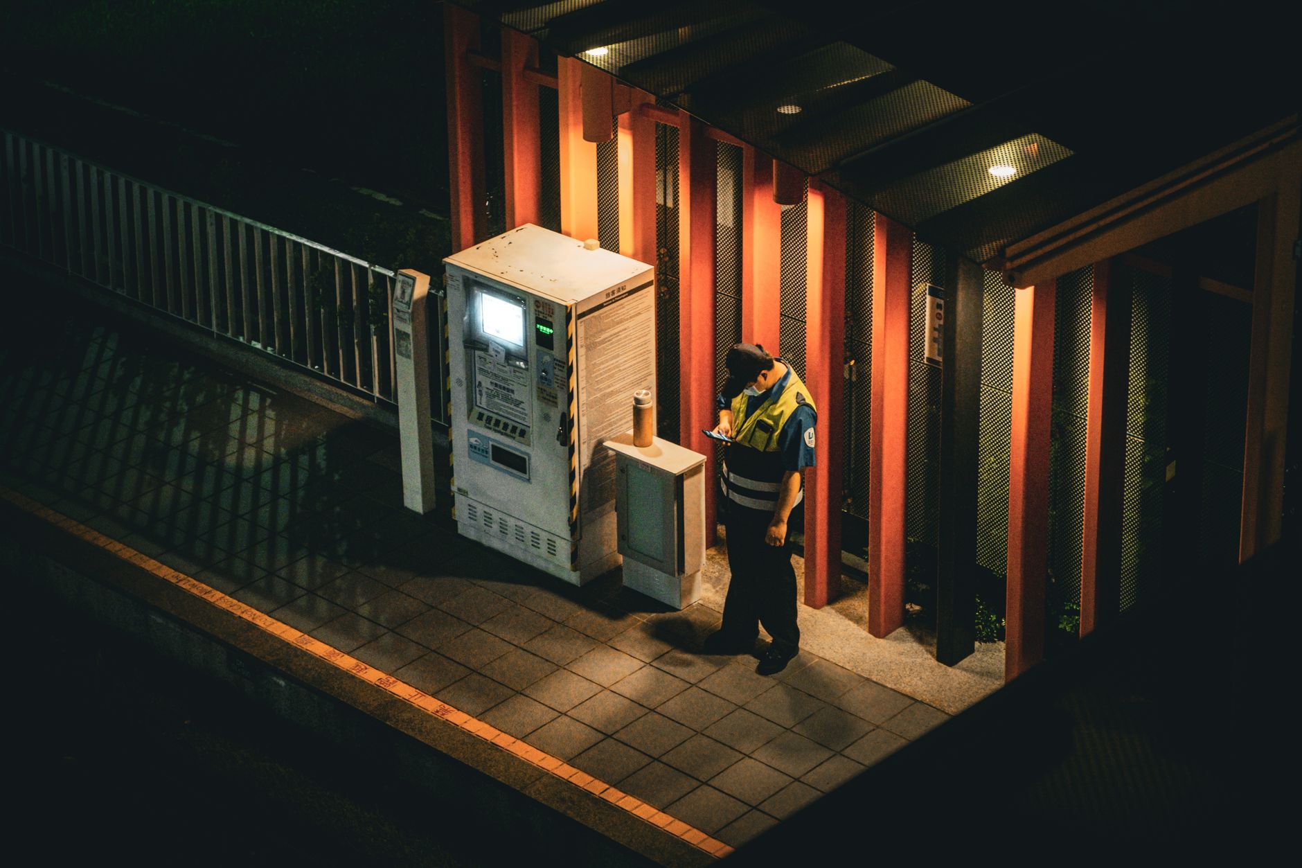 Vigilante trabalhando durante o turno na escala 12x36