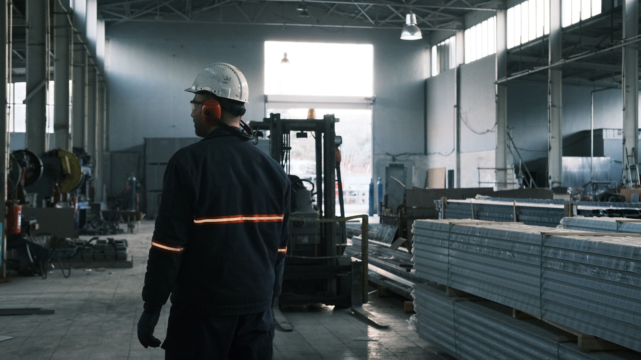 Trabalhador em ambiente industrial usando equipamento de segurança