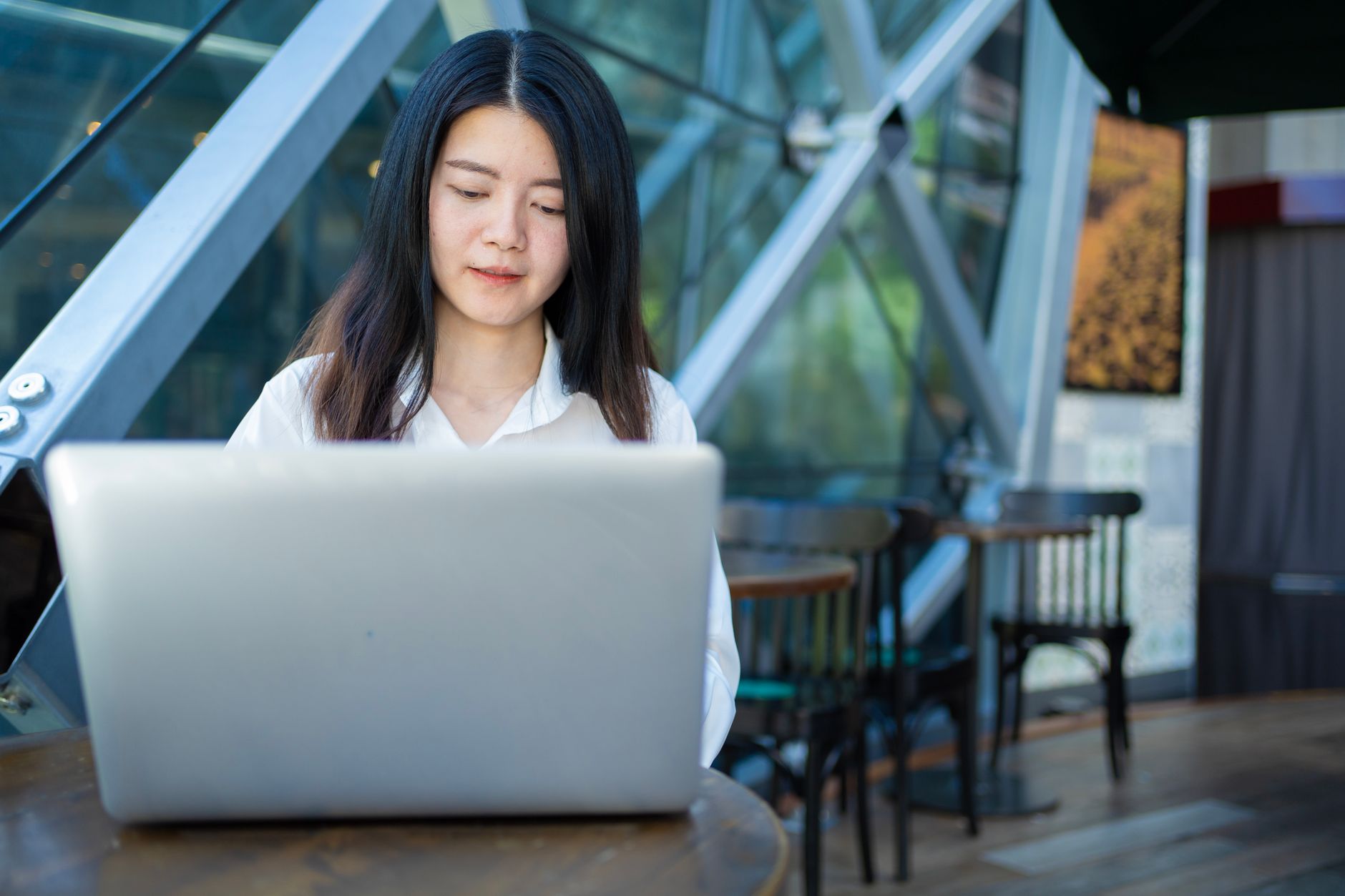 Jovem estagiário trabalhando com notebook
