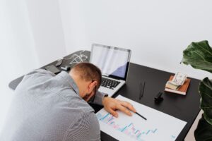 Trabalhador estressado no escritório por excesso de pressão no trabalho