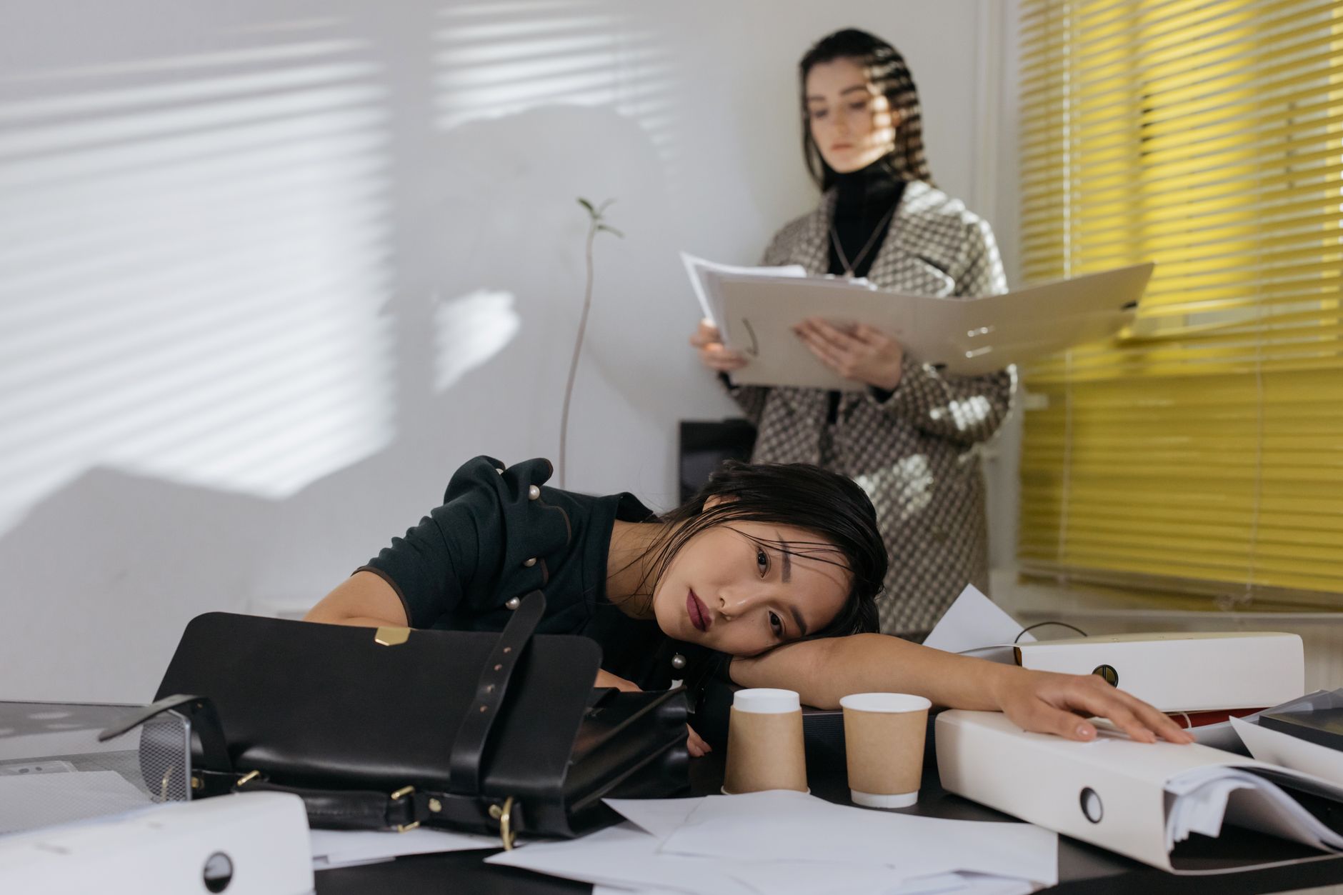 Trabalhador exausto e sobrecarregado na mesa de trabalho