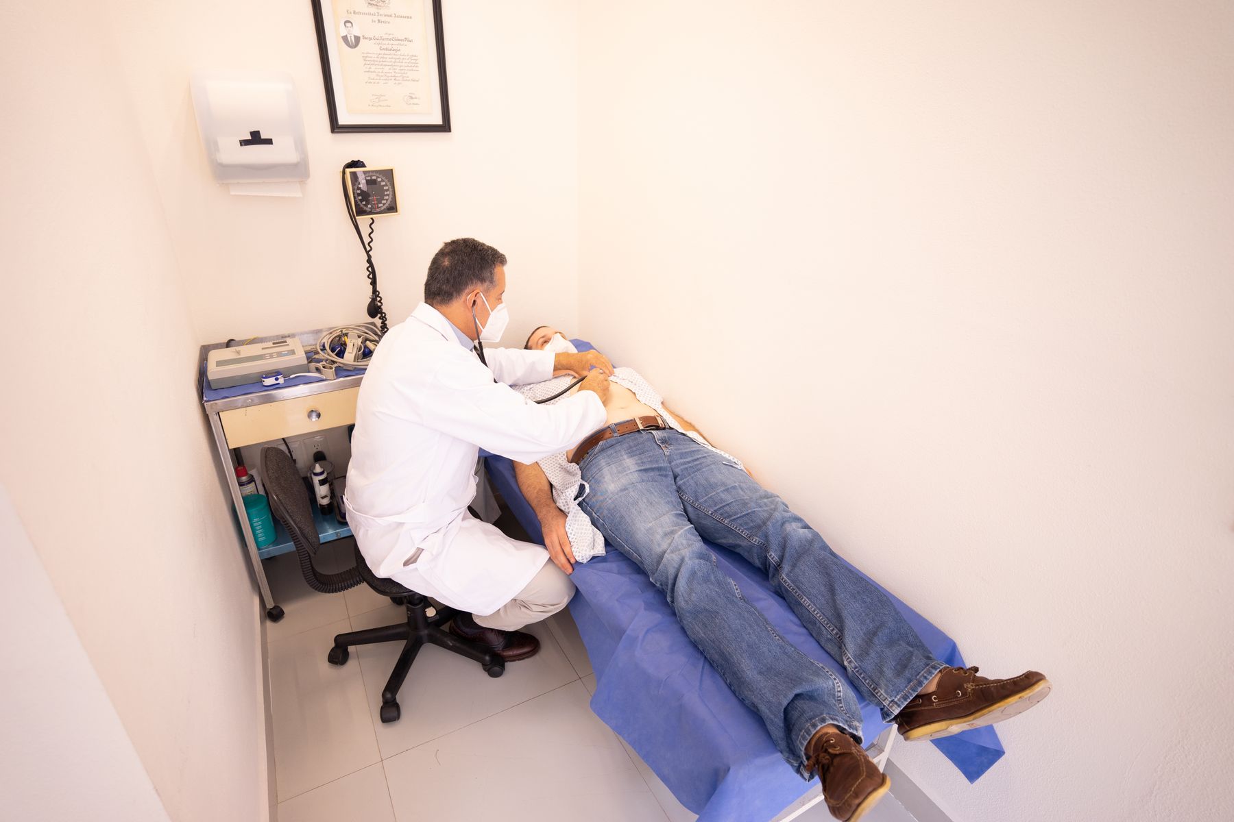 Médico do trabalho durante consulta de exame ocupacional