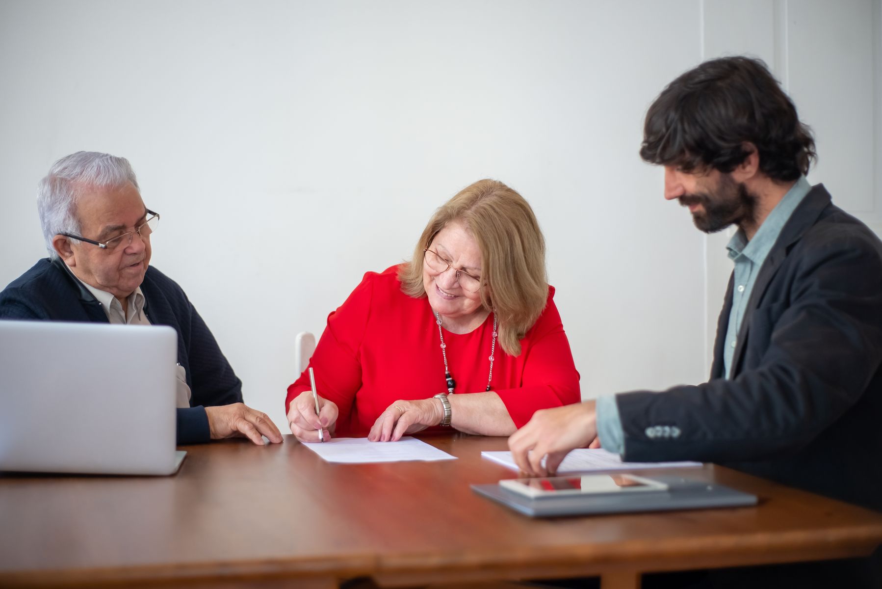 Trabalhador assinando documento de rescisão no escritório