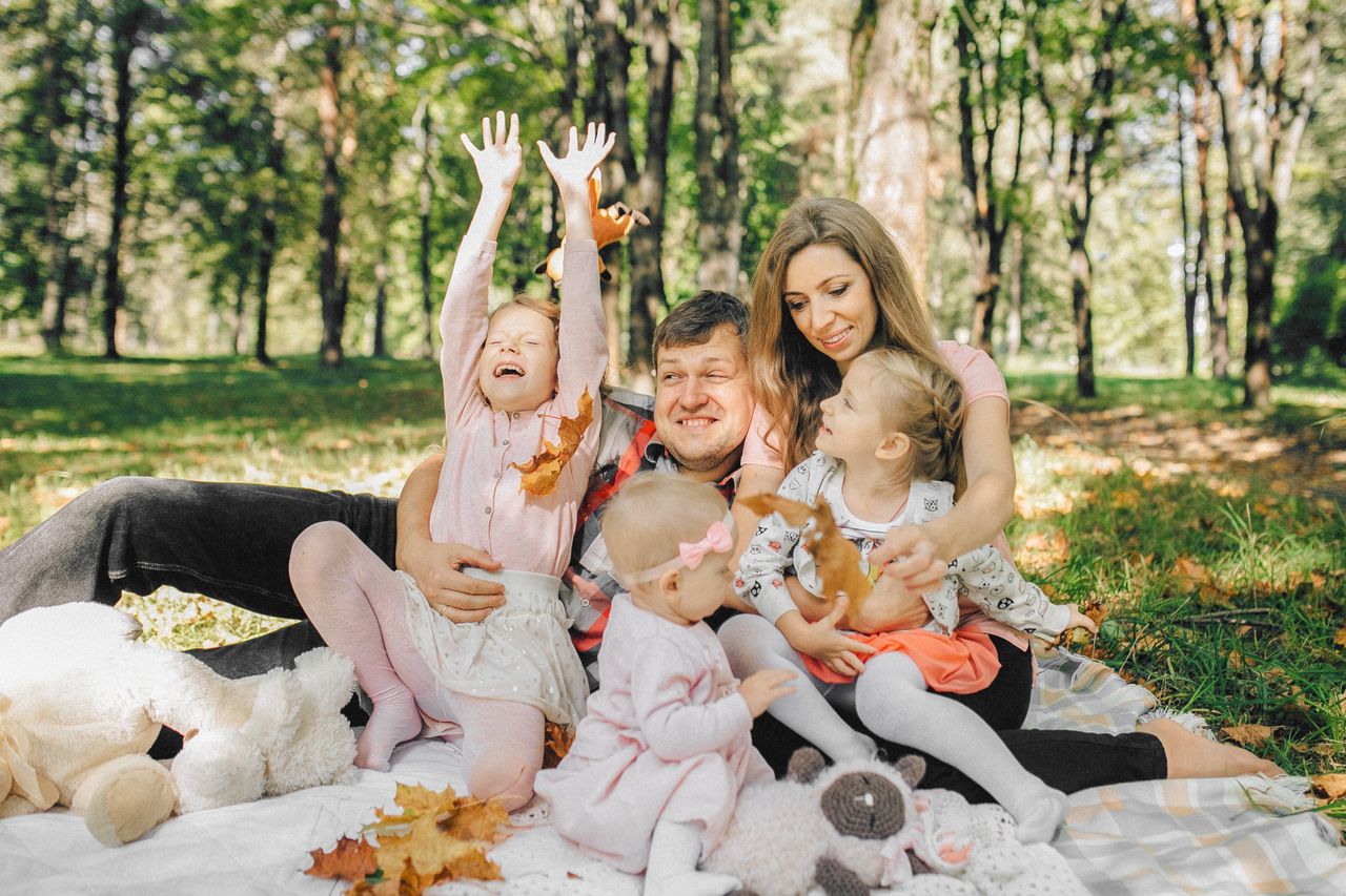 Família descansando em um parque durante o período de férias