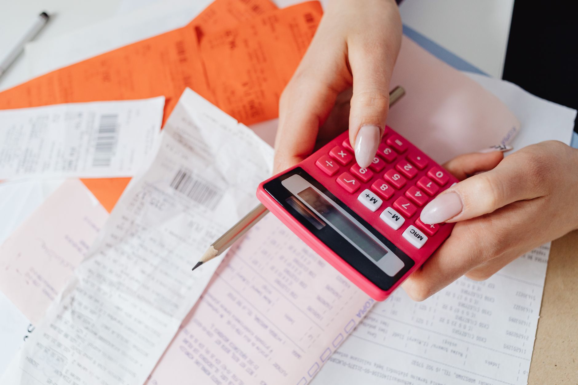 Calculadora e recibo usados para conferir o cálculo das férias proporcionais na rescisão