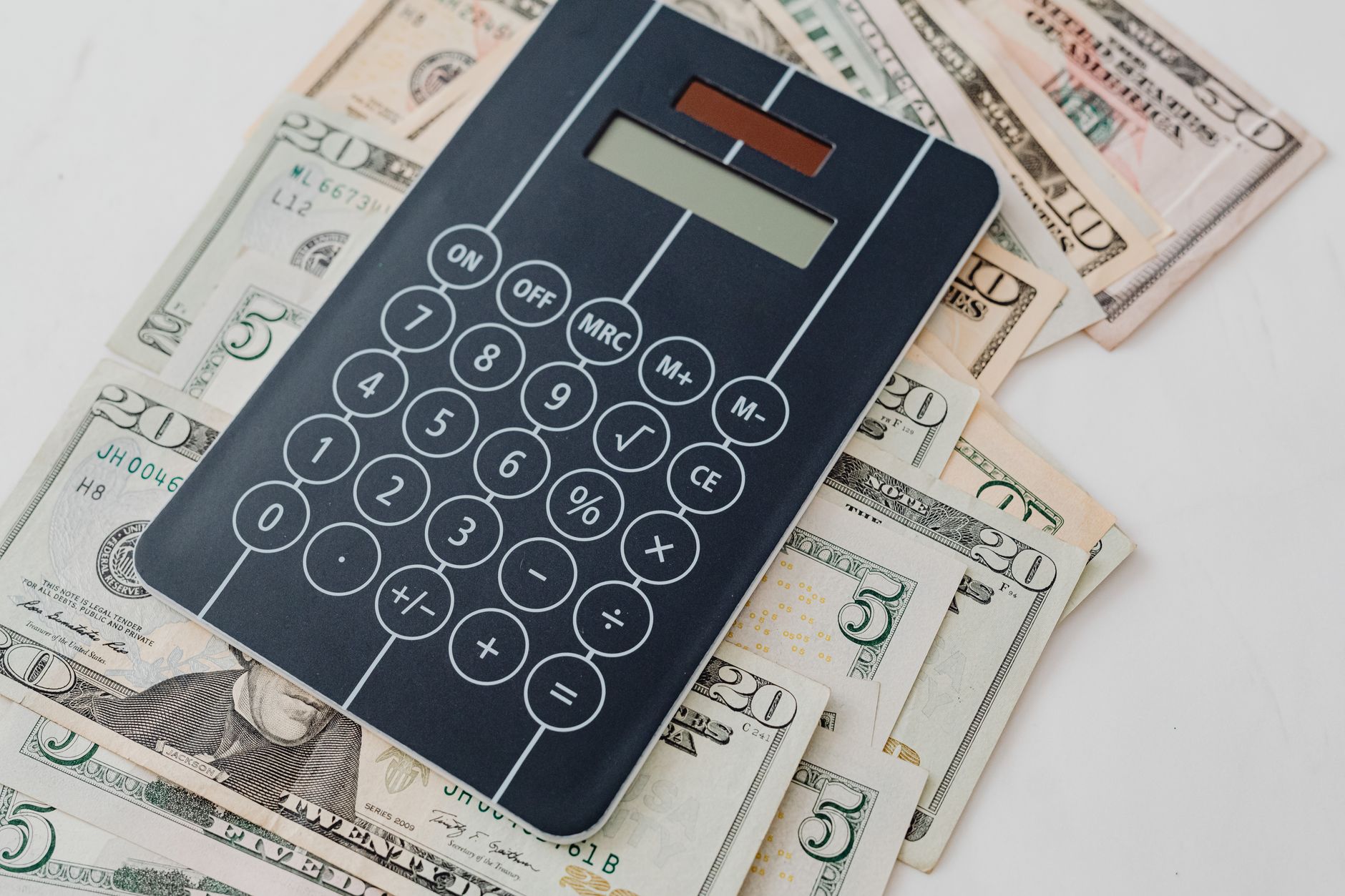 Calculadora sobre notas de dinheiro para simular valores do FGTS