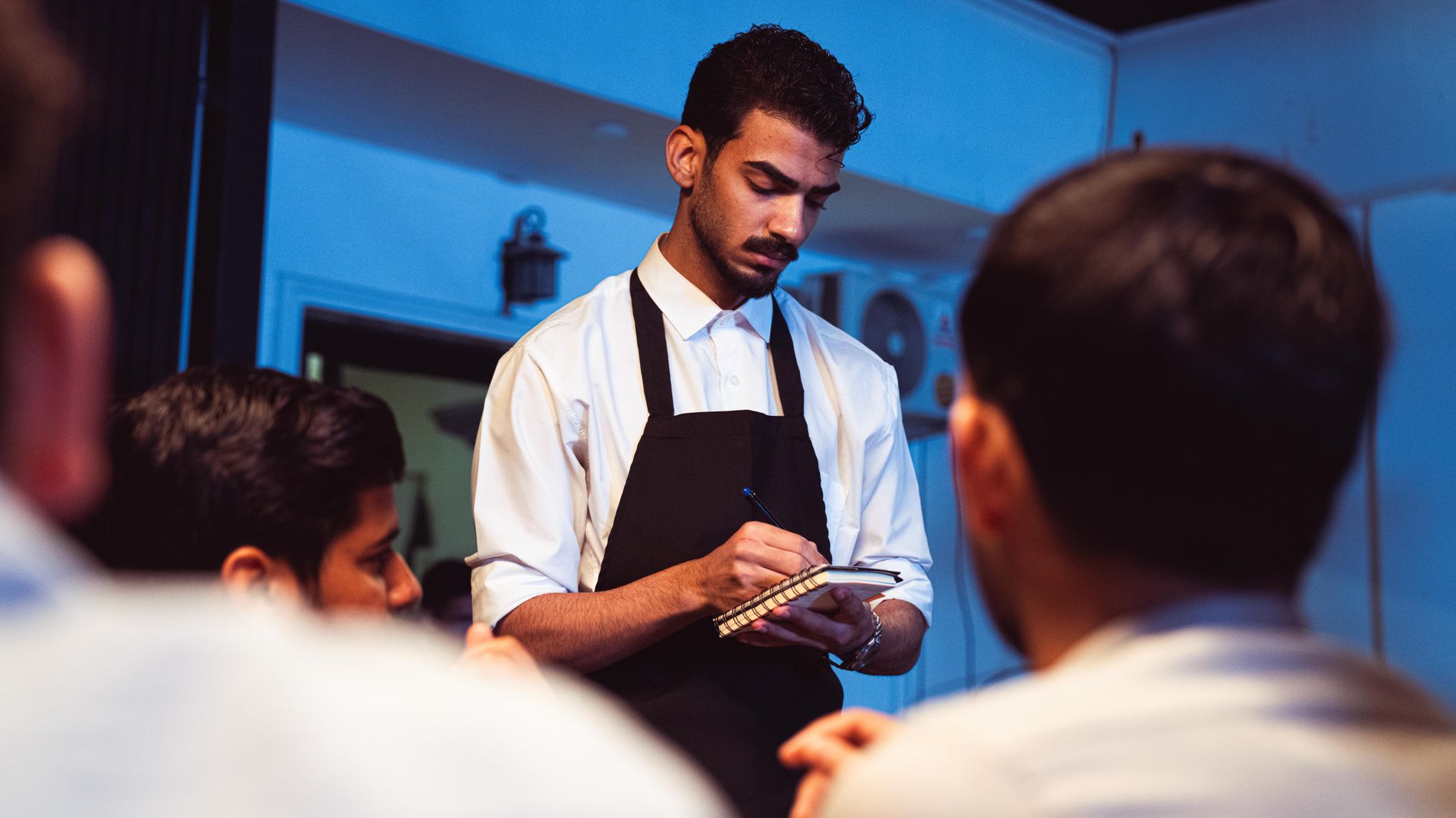 Garçom anotando pedido em restaurante
