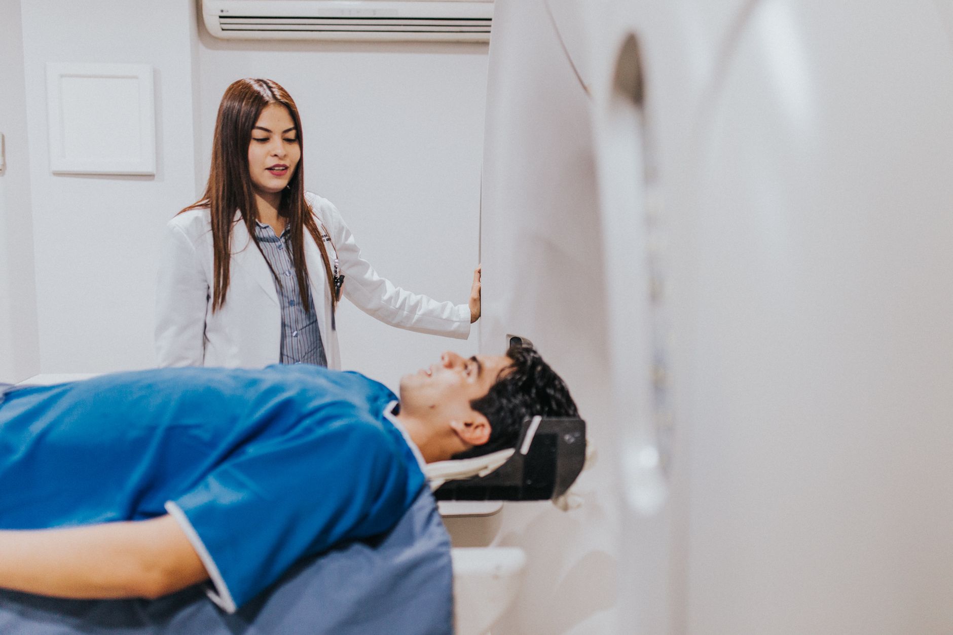 Paciente em consulta médica durante tratamento oncológico