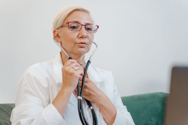 Médica com estetoscópio representando avaliação de saúde e doença grave no contexto de trabalho