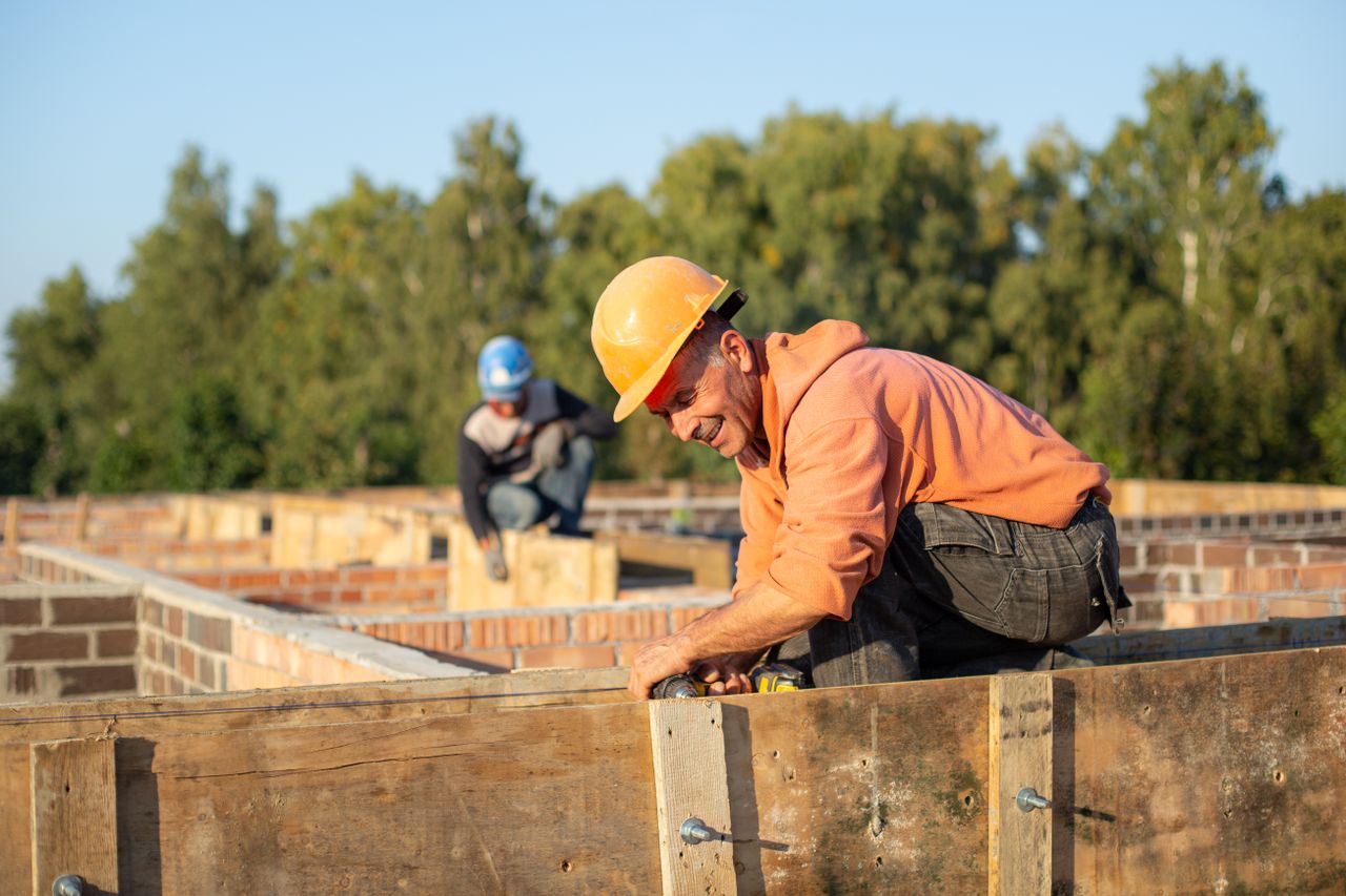 Trabalhador da construção civil usando capacete de segurança em canteiro de obras