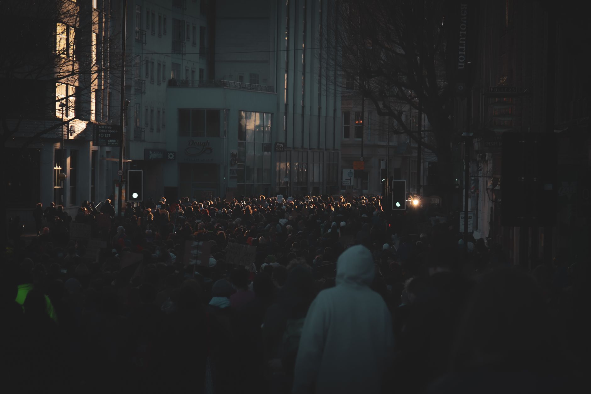 Multidão reunida em manifestação de rua
