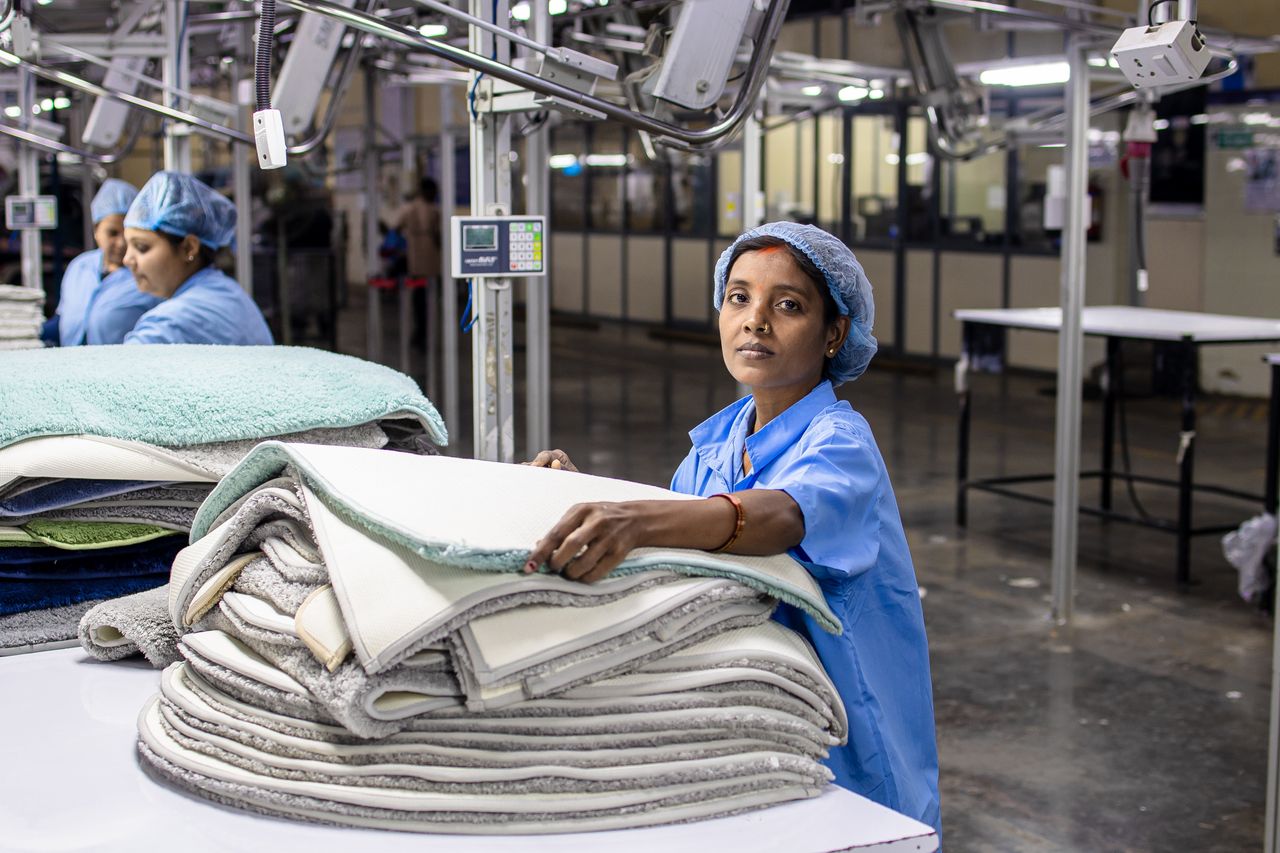Trabalhadoras em linha de produção de uma indústria