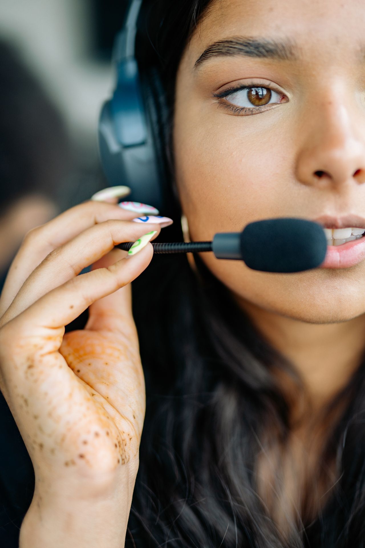 Operadora de atendimento com fone e microfone durante o expediente