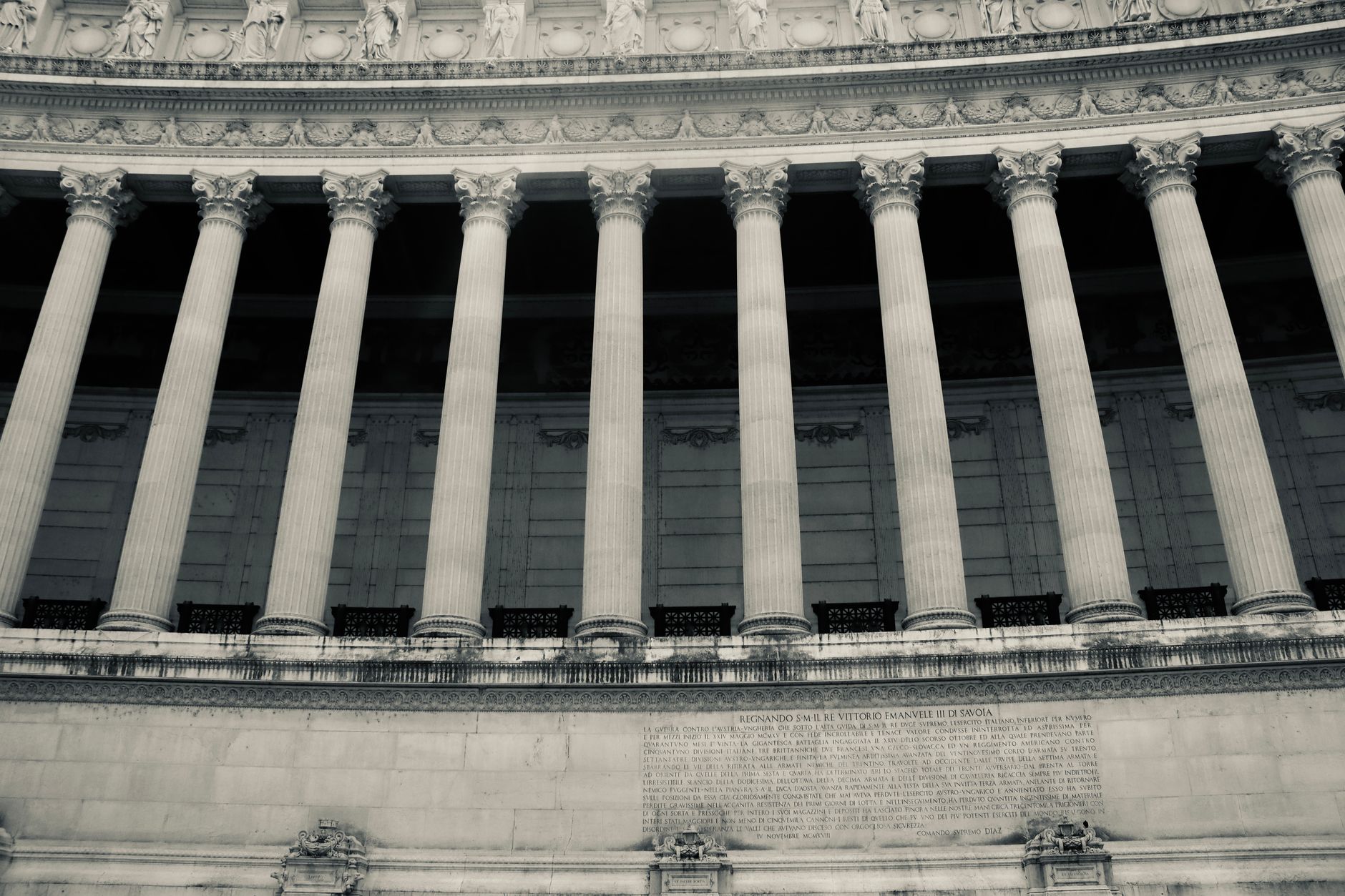 Fachada de prédio com colunas, representando o Congresso Nacional e a tramitação da PEC