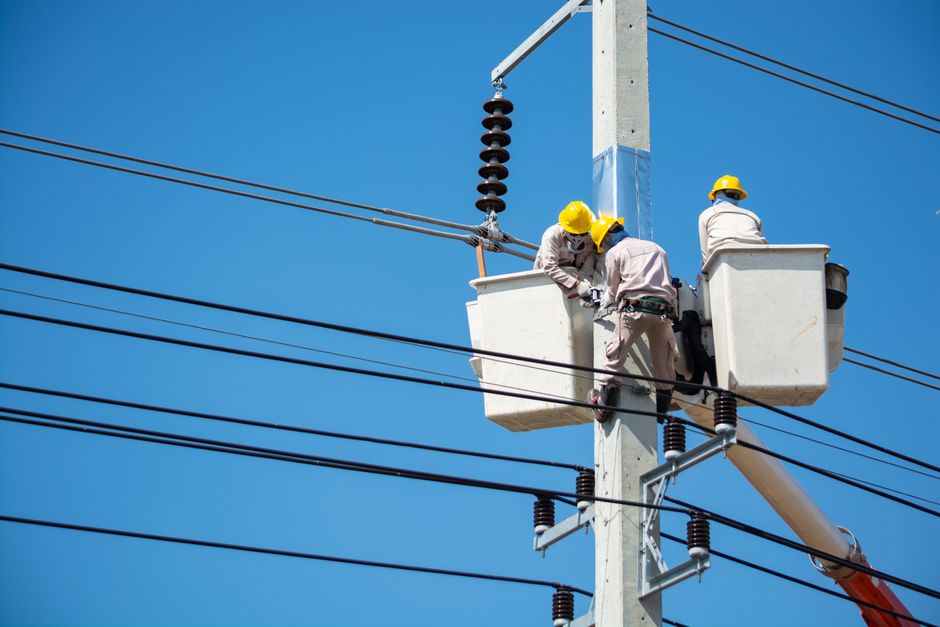 Eletricista trabalhando com equipamento de proteção em atividade de risco