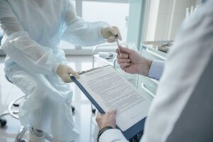 Cartão de plano de saúde e documentos sobre demissão