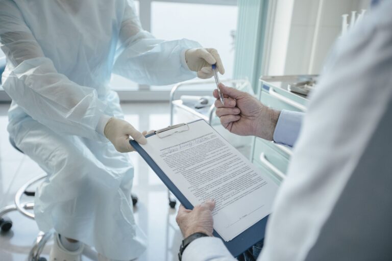 Cartão de plano de saúde e documentos sobre demissão