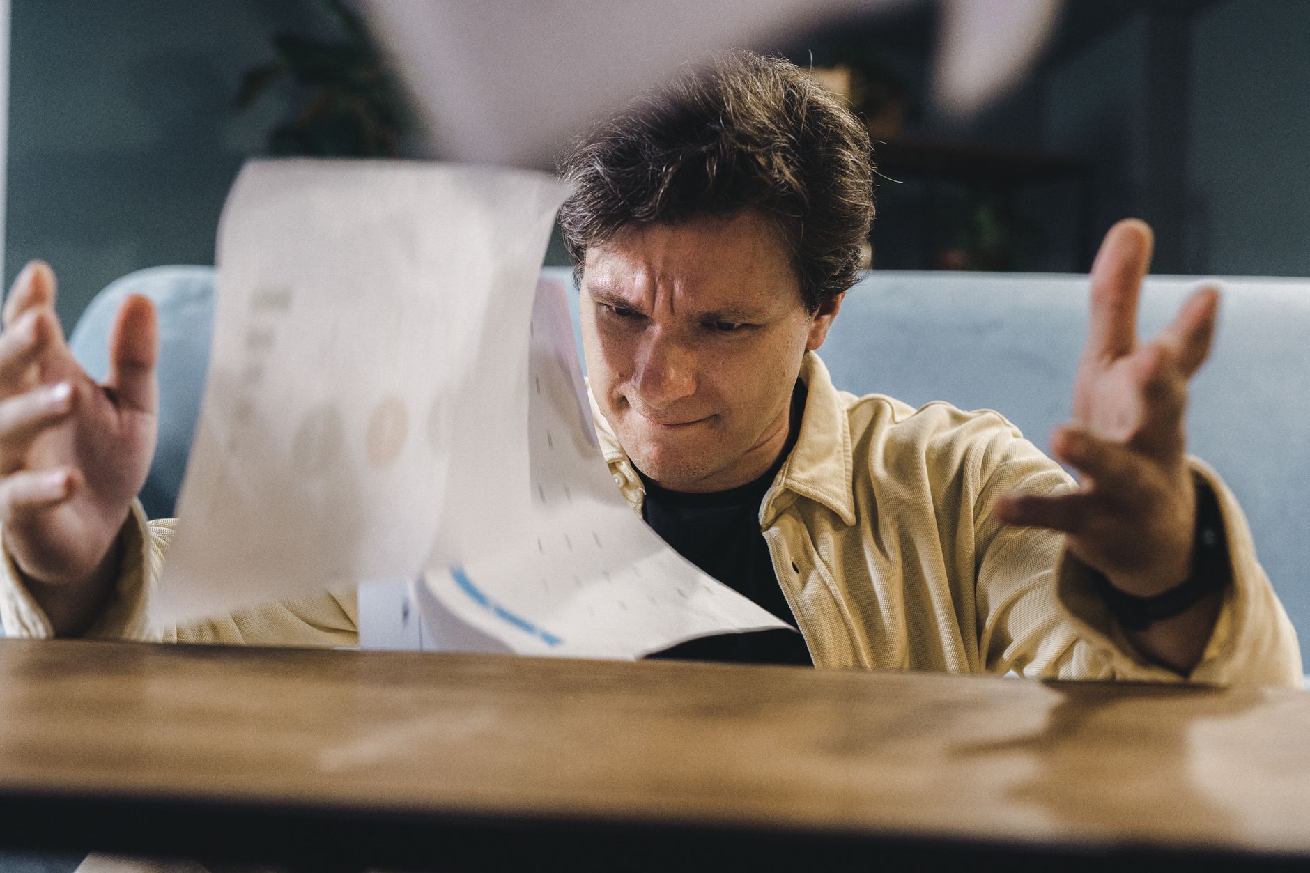 Trabalhador organizando documentos da rescisão de contrato