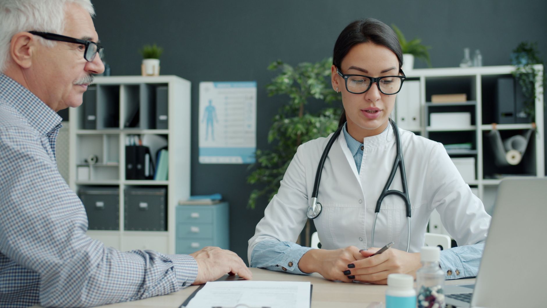 Consulta médica coberta por plano de saúde mantido após demissão