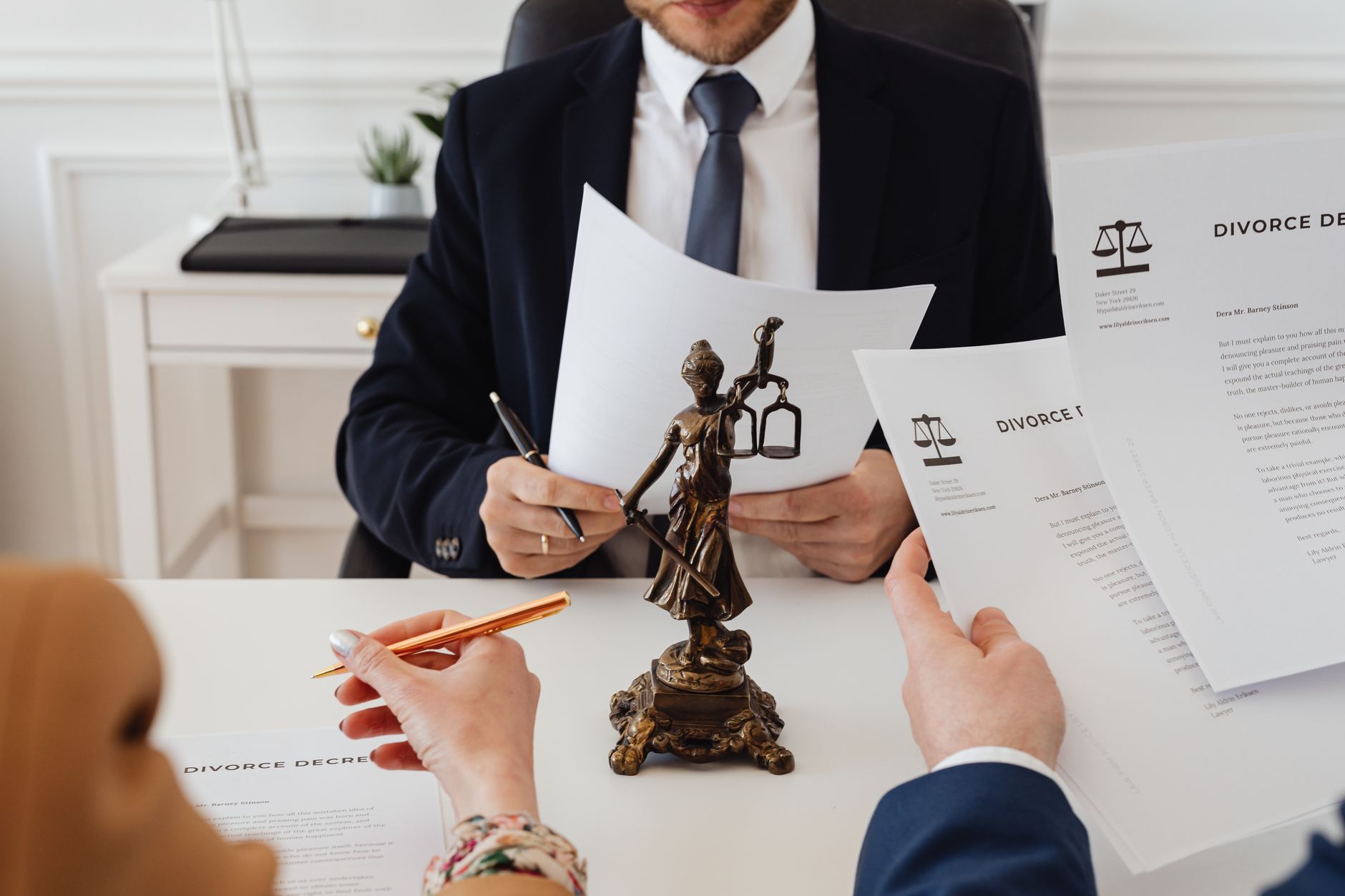 Advogado explicando fases do processo trabalhista para cliente