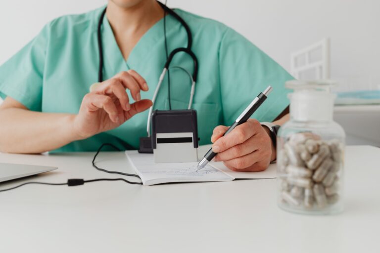 Médico preenchendo atestado médico para paciente afastado do trabalho