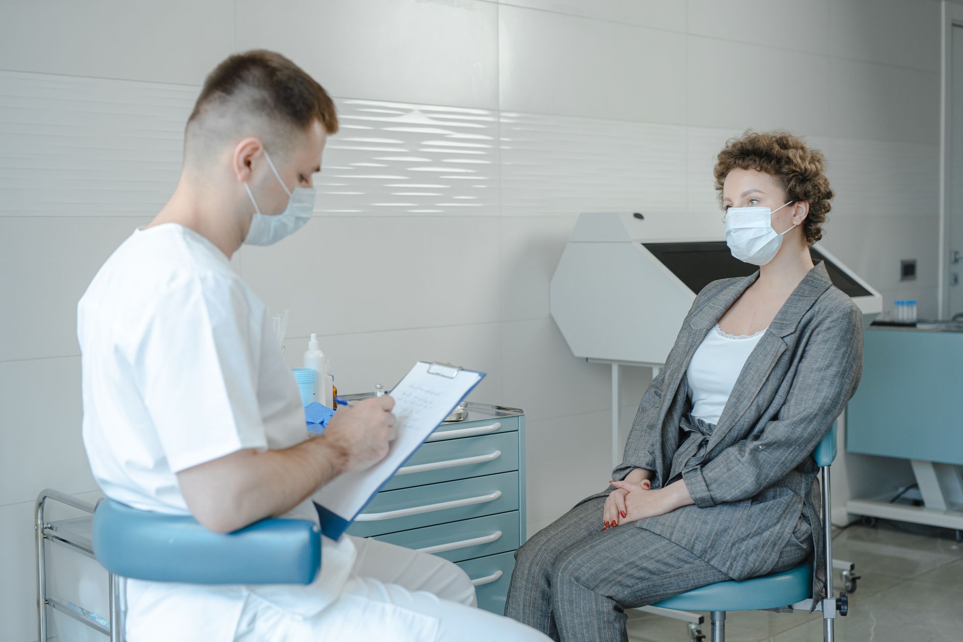Consulta médica em clínica para avaliação de afastamento do trabalho