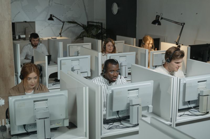 Trabalhadores em escritório no primeiro dia de trabalho aguardando registro na carteira