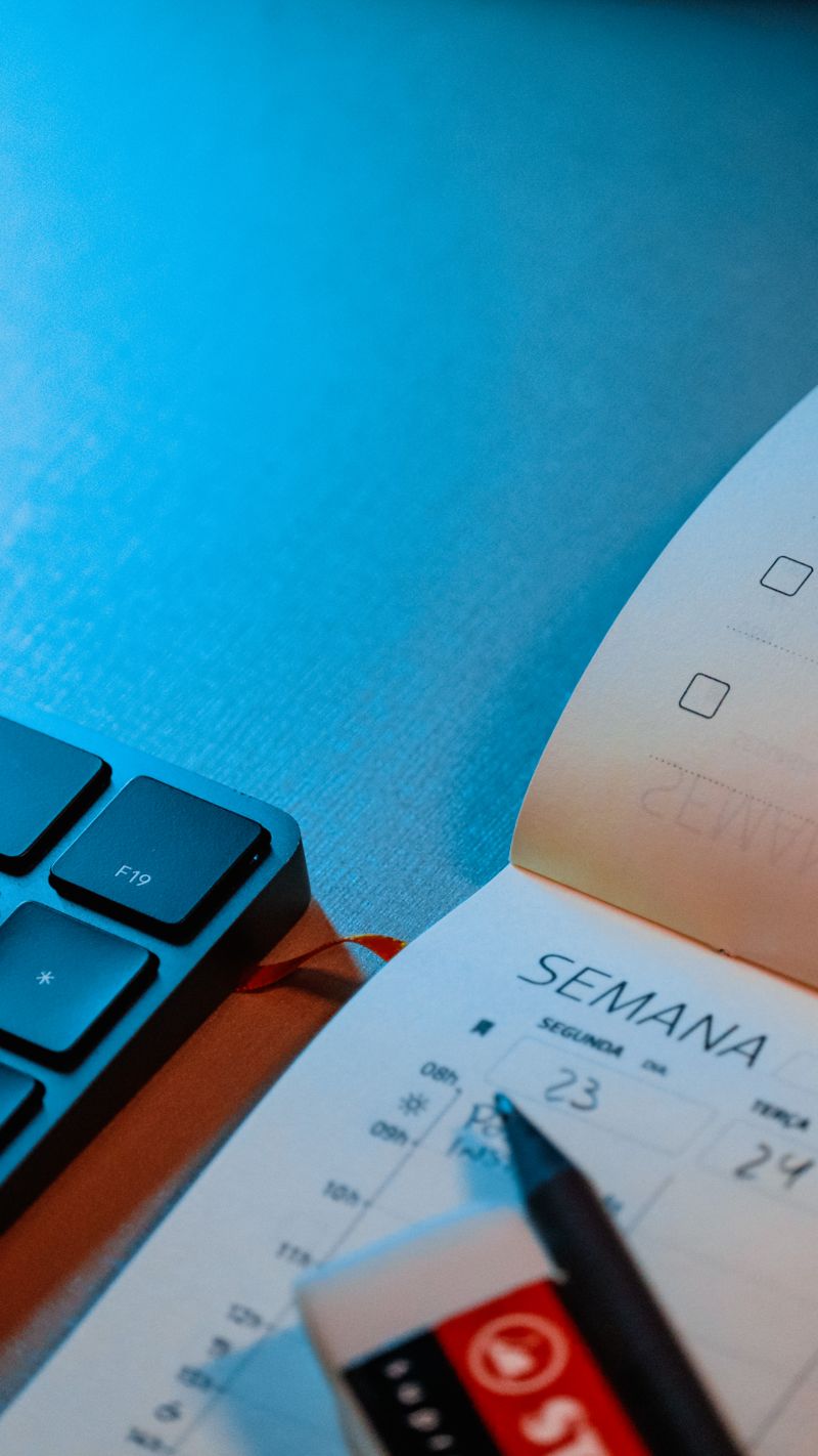 Agenda semanal usada para planejar prazos e tarefas no trabalho
