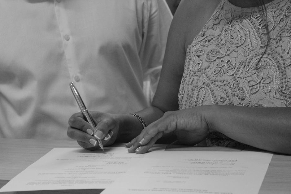 Documentos e contrato de trabalho sobre a mesa, representando o registro da rescisão indireta