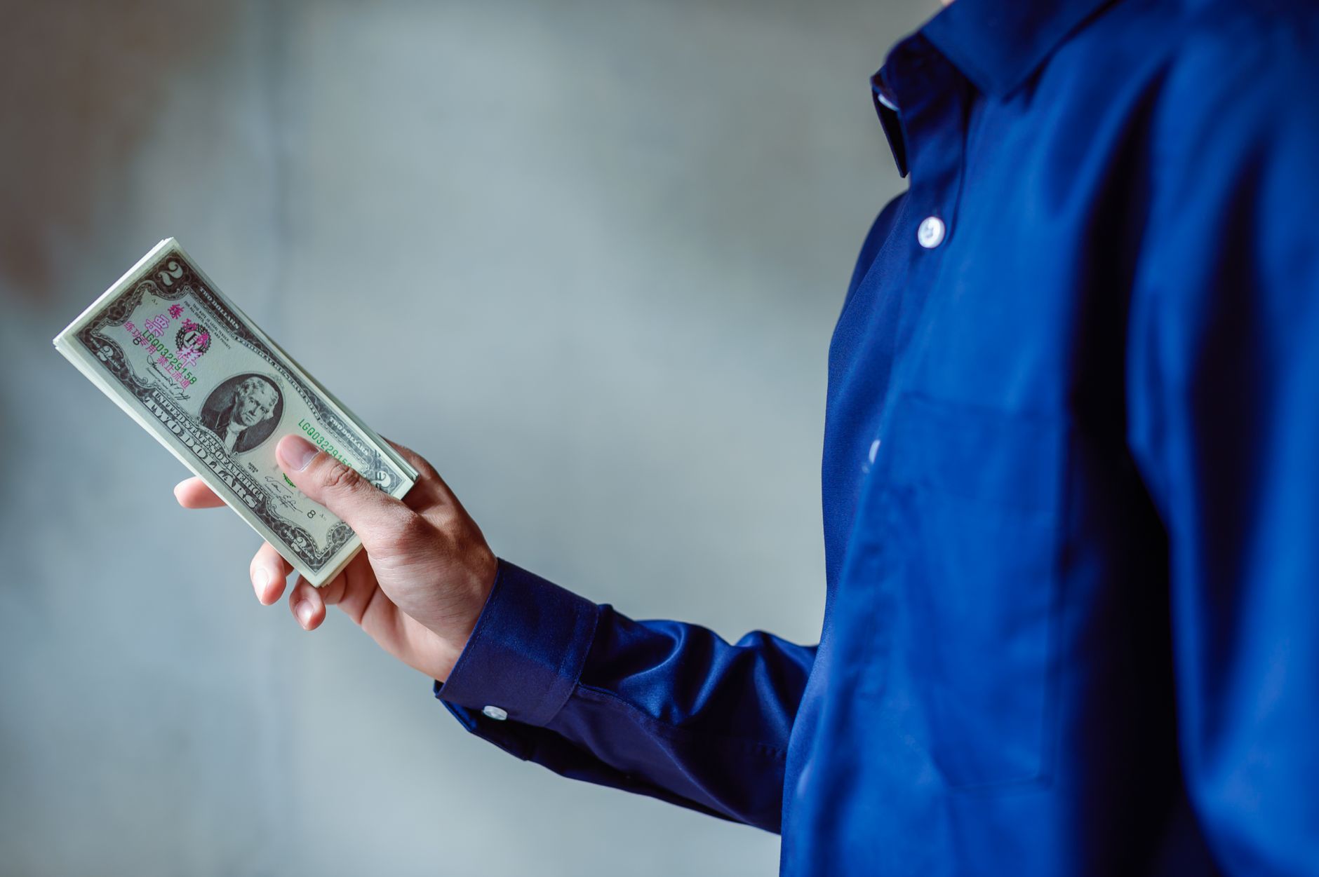 Contracheque e dinheiro representando corte de salário no trabalho