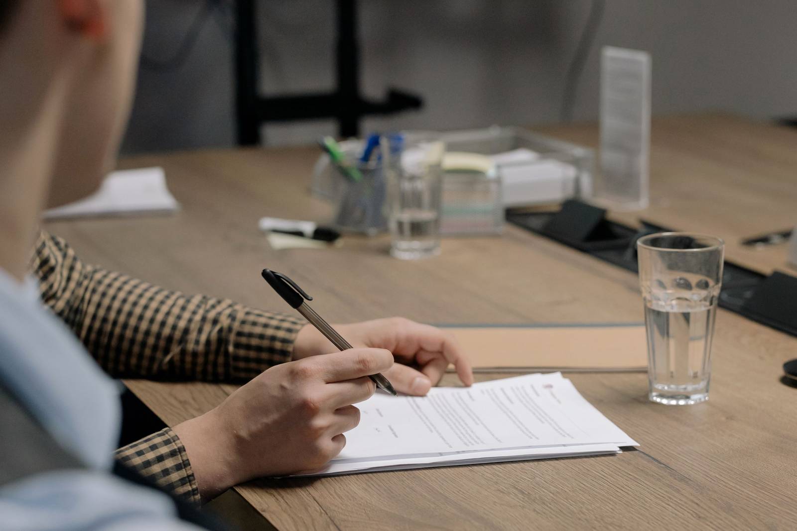 Pessoa assinando documentos de rescisão de contrato de trabalho
