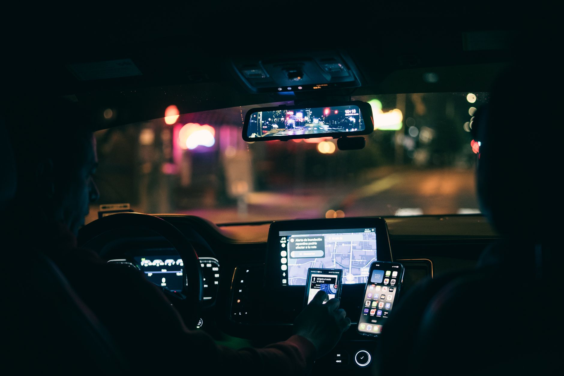 Carro com adesivo de aplicativo de transporte estacionado