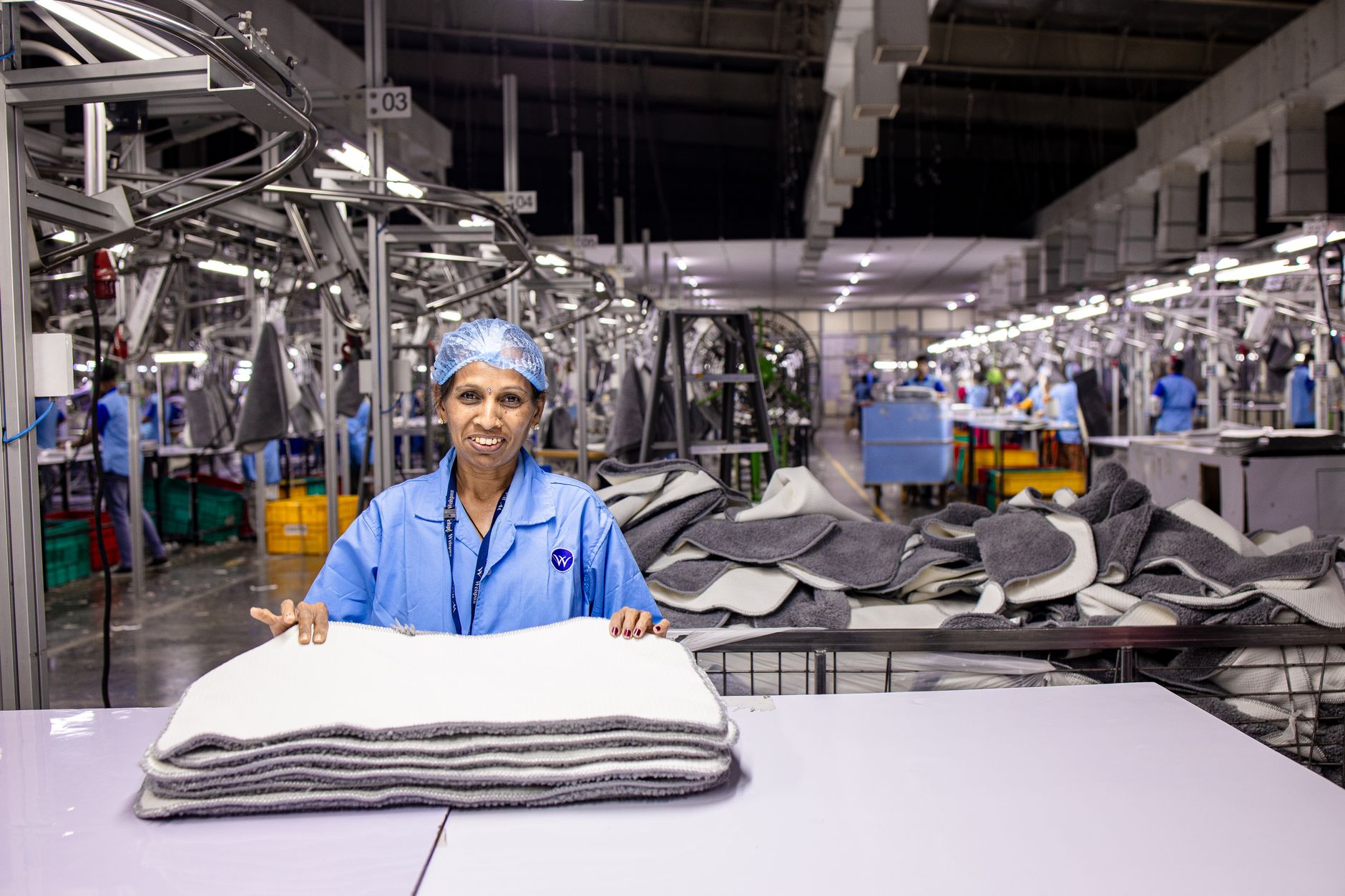 Trabalhador temporário em linha de produção de fábrica