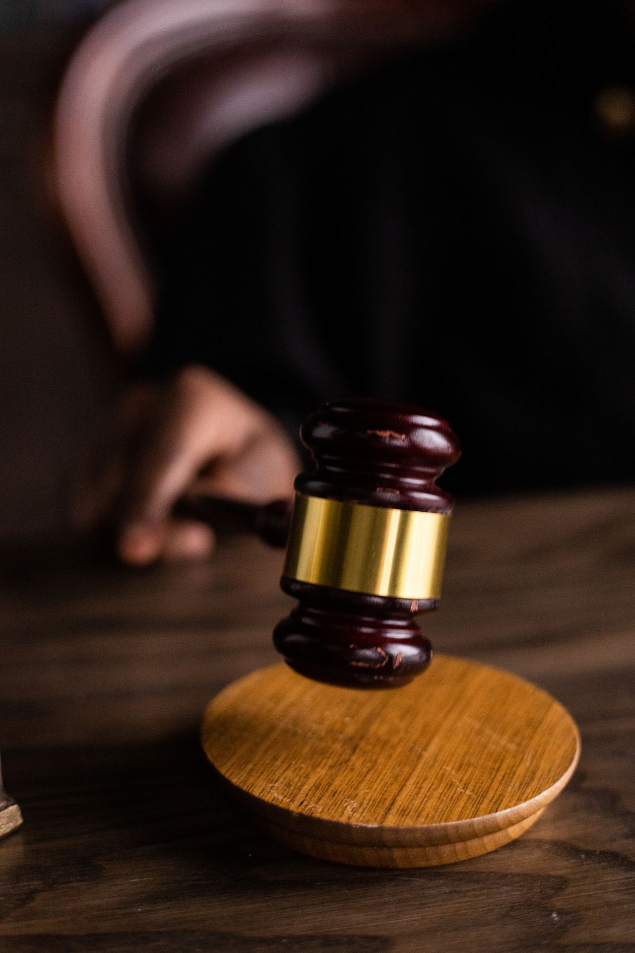 Martelo de juiz sobre a mesa em tribunal