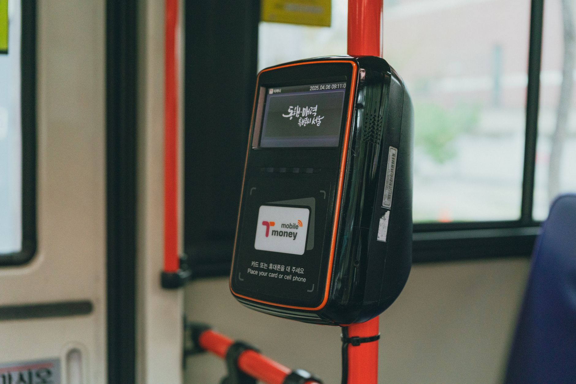 Trabalhador pagando passagem de ônibus com cartão de transporte