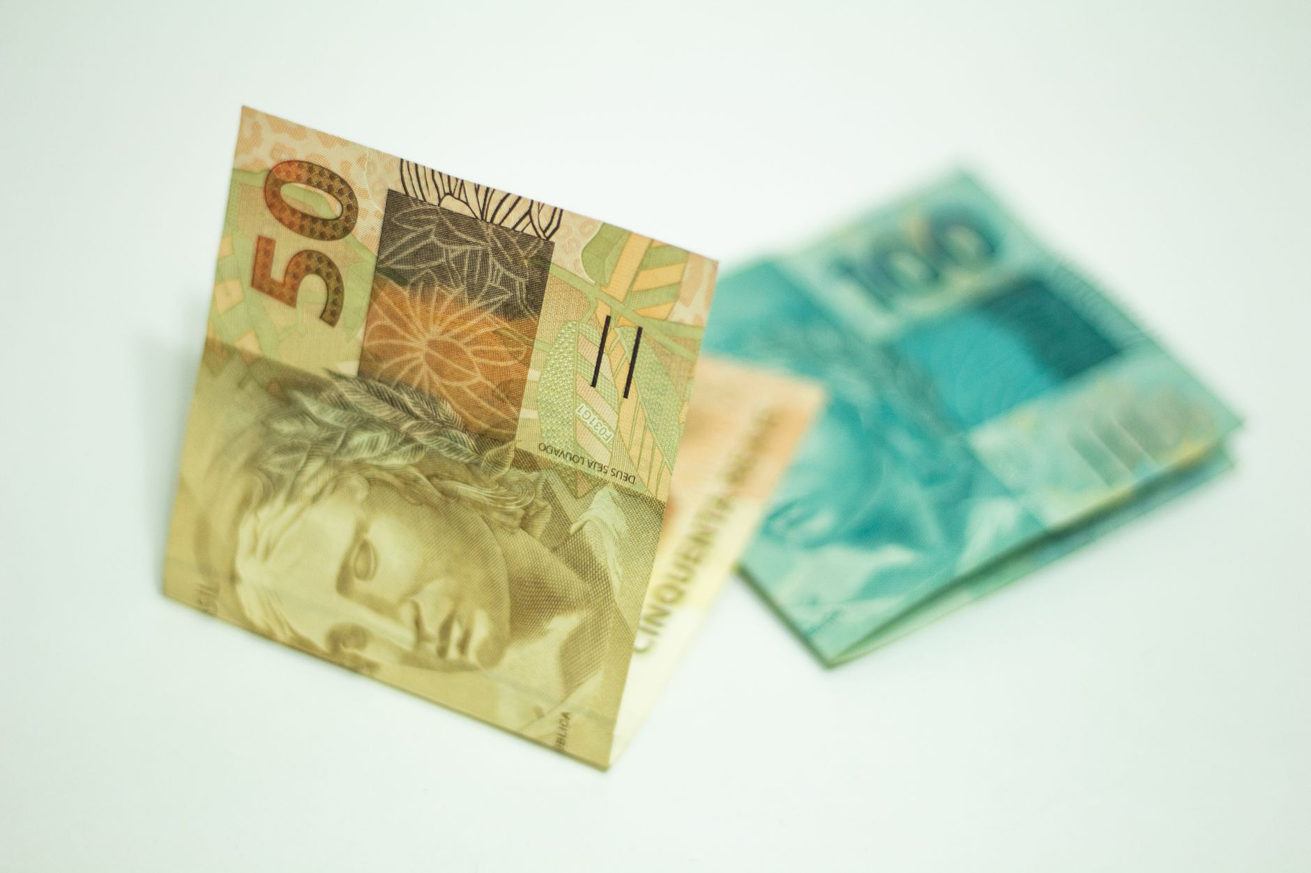 Dinheiro em reais representando o pagamento do 13º salário